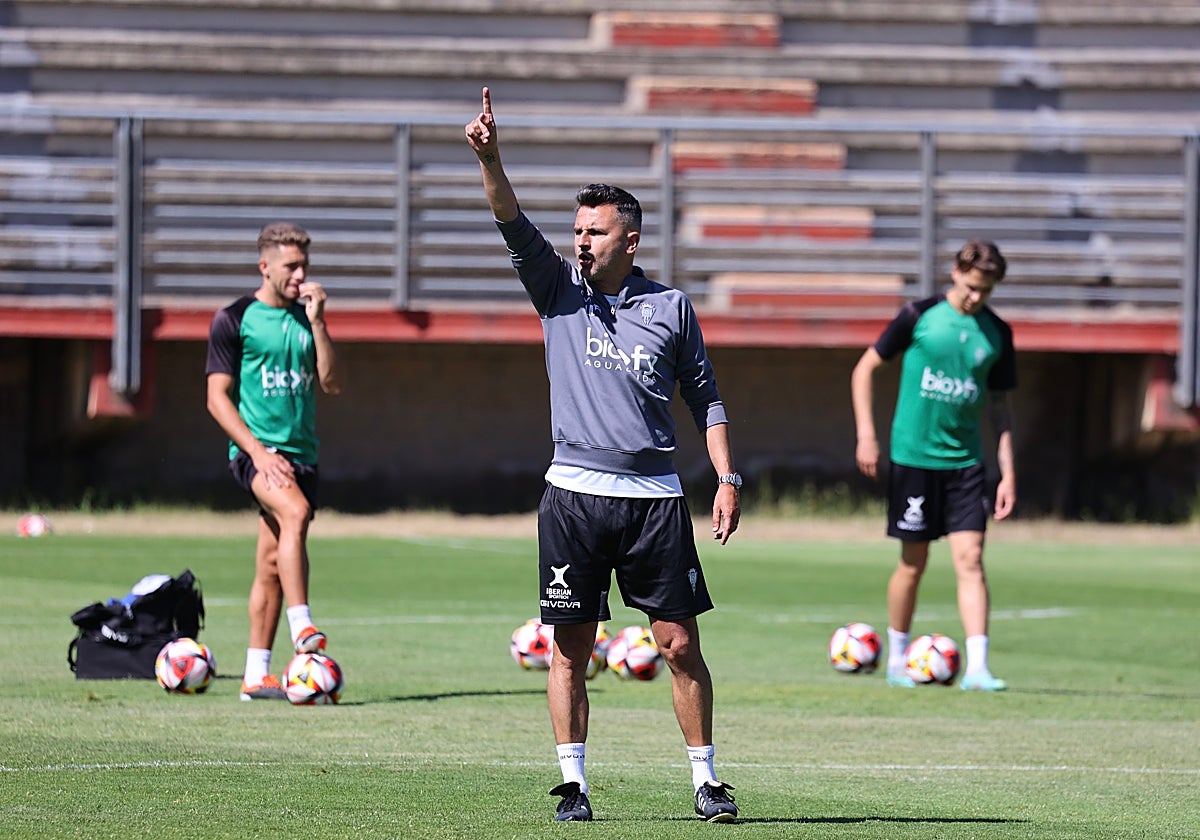 Iván Ania da instrucciones a sus jugadores en el entrenamiento previo a la Ponferradina