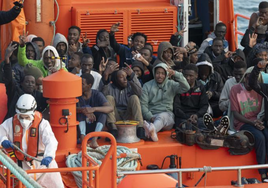 Un nuevo cayuco llega a Tenerife con 49 personas a bordo