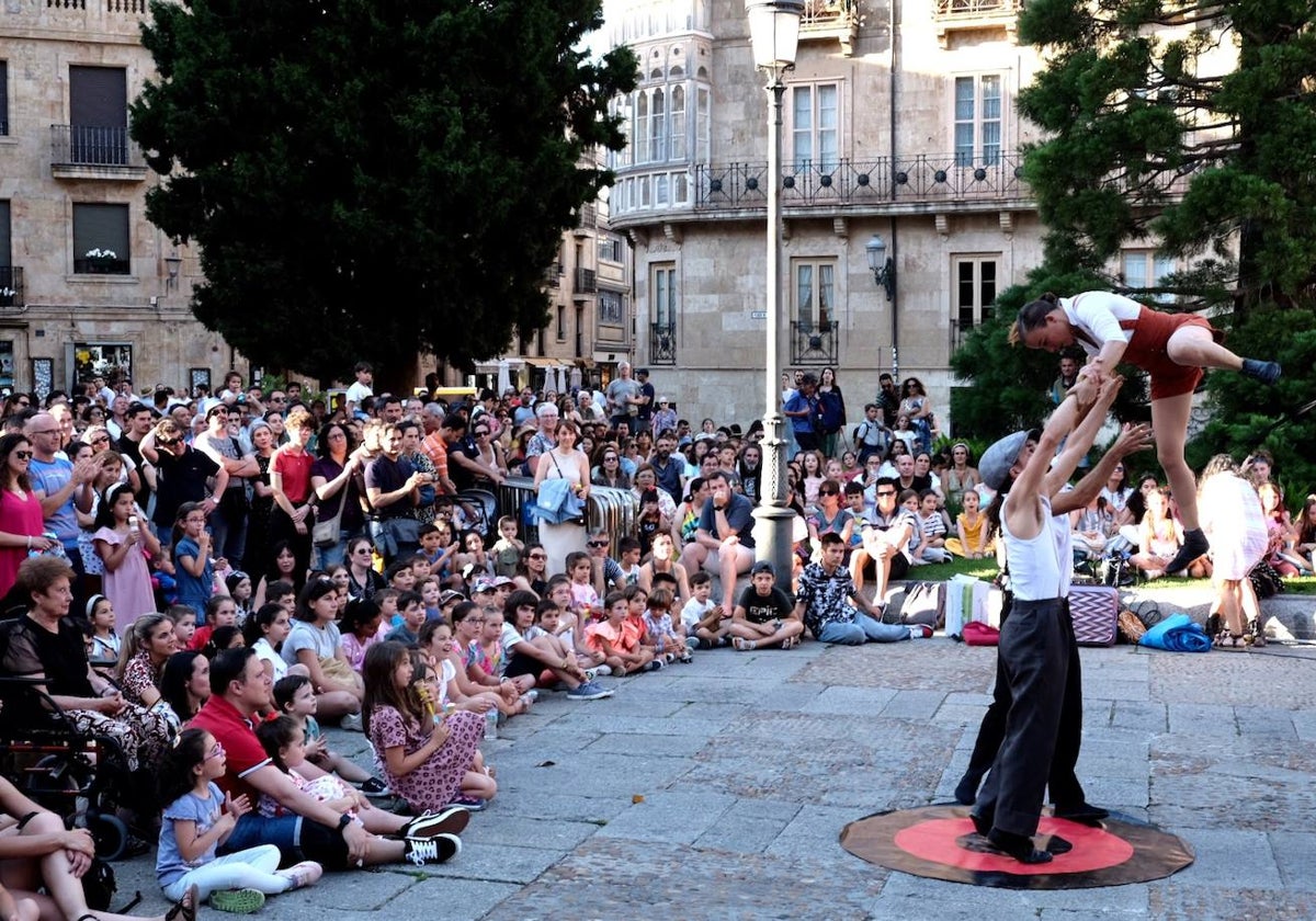 Actuación del grupo circense Kambahiota Trup en la pasada edición del Festival Internacional de las Artes de Castilla y León