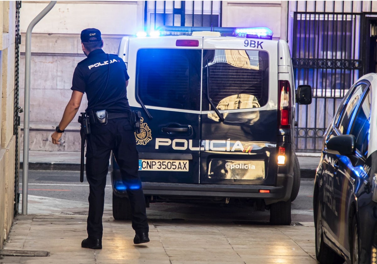 Imagen de un policía nacional en la Audiencia de Alicante