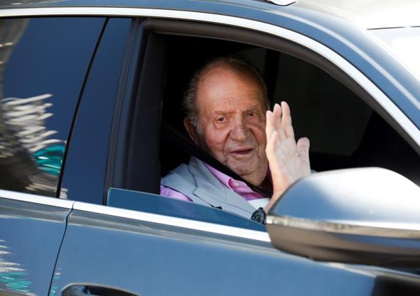 Imagen secundaria 1 - En su discurso en la Pascua militar de 2014, Don Juan Carlos trastabilló en distintos momentos. Se le veía físicamente cansado. En la imagen, junto a la Reina Sofía y los entonces Príncipes de Asturias el 5 de enero de 2014 (arriba). El Rey Juan Carlos saluda a la prensa tras recibir el alta y salir del hospital tras pasar ocho días hospitalizado en agosto de 2019 (a la izquierda). El fallecimiento de Adolfo Suárez, en marzo de 2014, fue otro elemento de desgaste. La generación que le acompañó en los años de la Transición política, casi cuarenta años atrás, estaba desapareciendo. La imagen de la derecha, tomada por Adolfo Suárez Illana, fue el último encuentro de ambos 