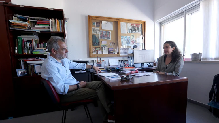 Luque durante su conversación con torrevieja news today en su despacho universitario