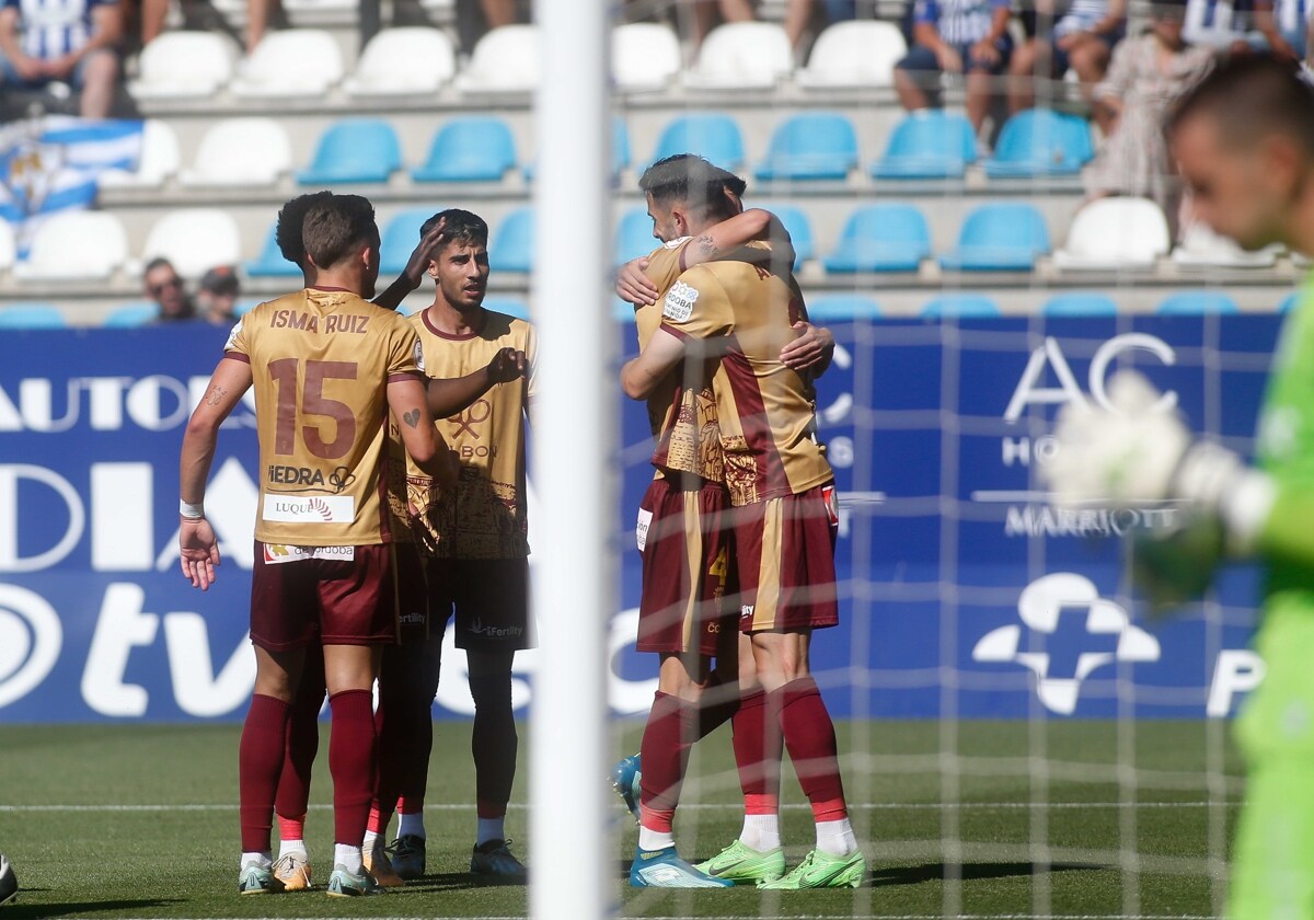 Albarrán celebra su gol en El Toralín con sus compañeros del Córdoba