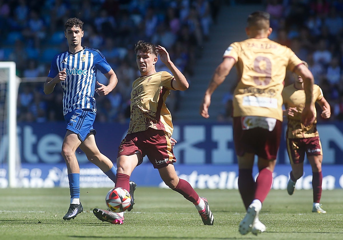 Matías Barboza intercepta el balón durante el partido ante la Ponferradina