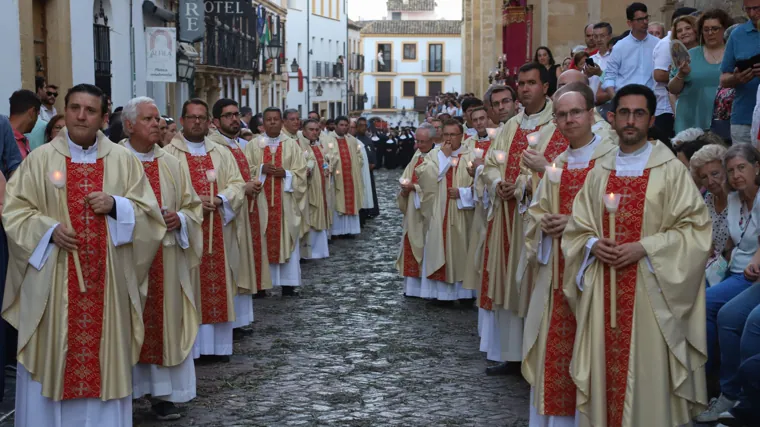 Sacerdotes en el cortejo del Corpus Christi