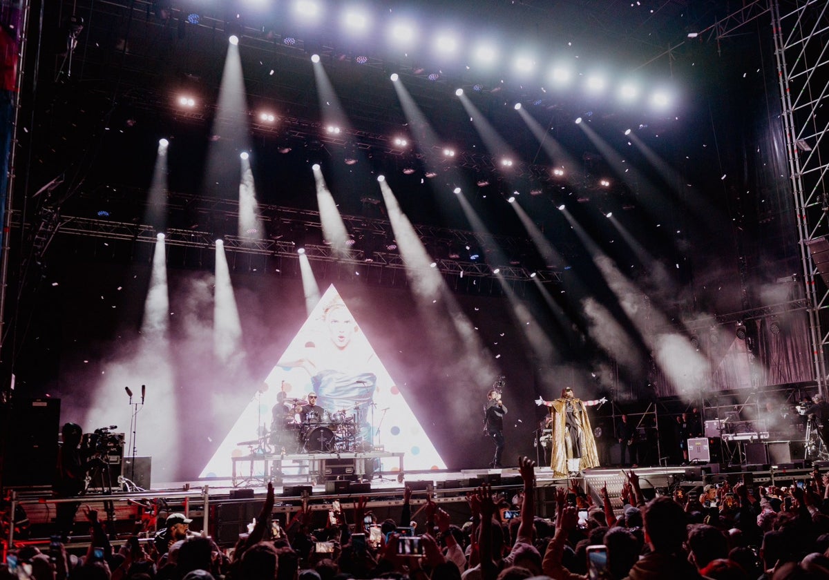 En el show de Thirty Seconds to Mars no faltó una batería de luces y efectos a juego con la extravagancia que los define