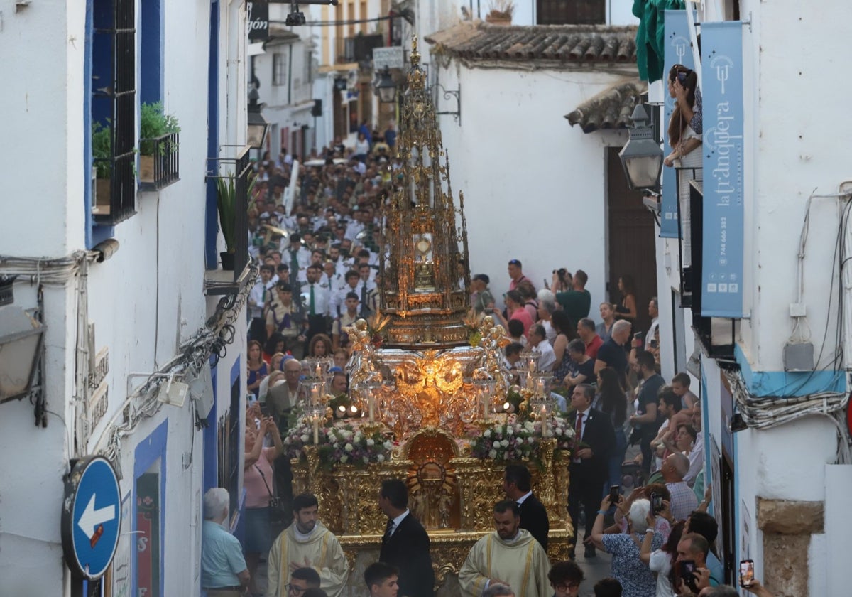El paso del Corpus, en la calle Cardenal González, este domingo