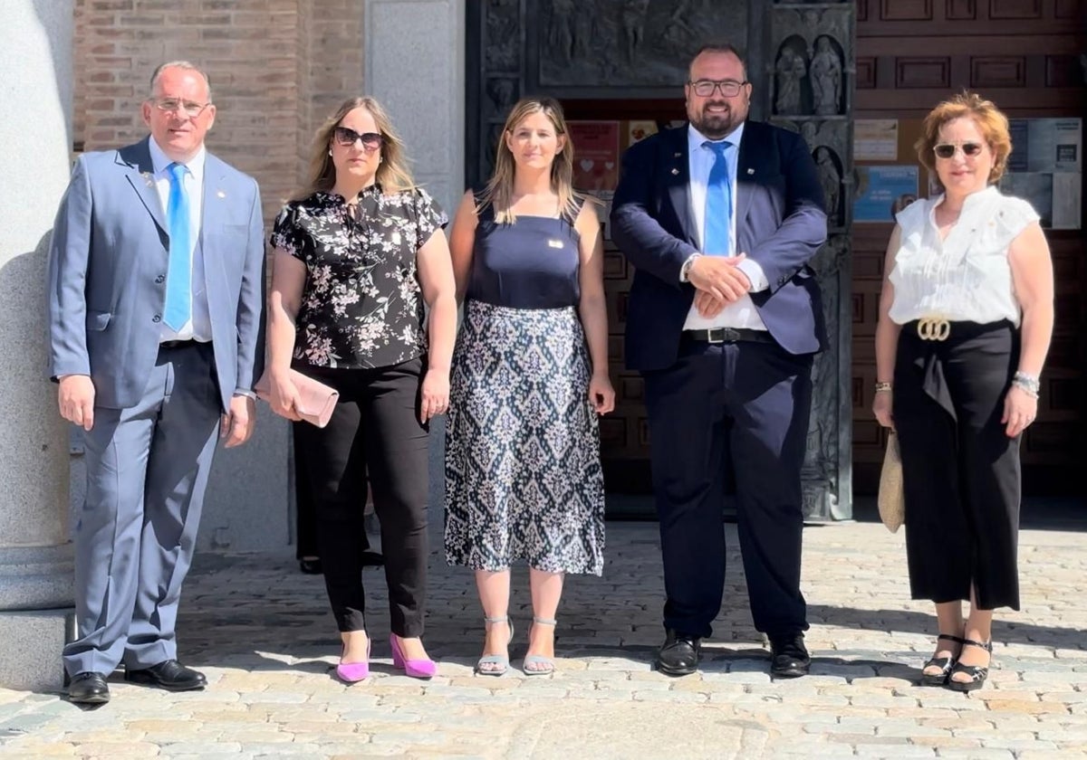 Carolina Agudo (centro) con miembros del PP