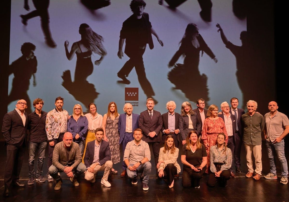 El consejero Mariano de Paco, con directores residentes y artistas en la presentación de la programación de los Teatros del Canal