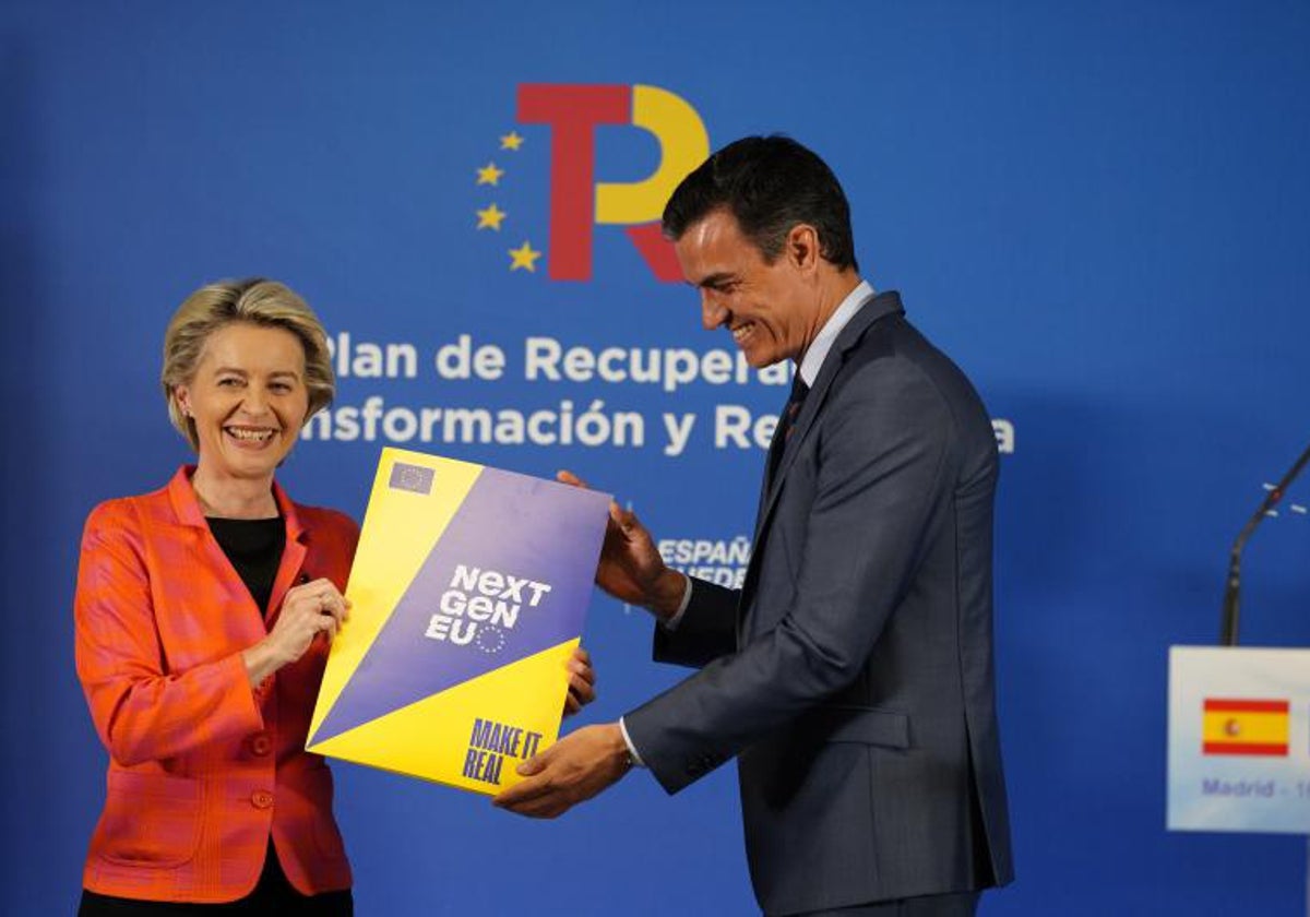 Ursula Von Der Leyen, presidenta de la Comisión Europea, y Pedro Sánchez, presidente del Gobierno