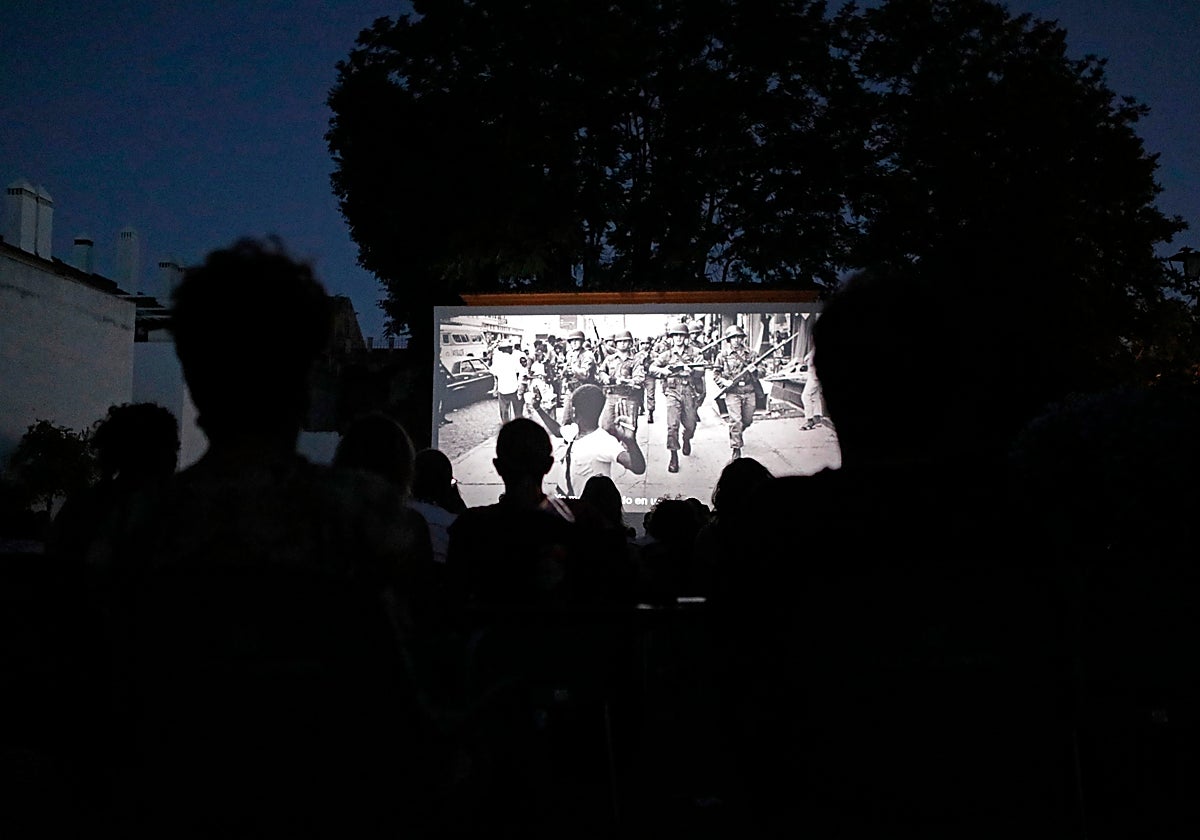 Público ante una pantalla de un cine de verano en Córdoba