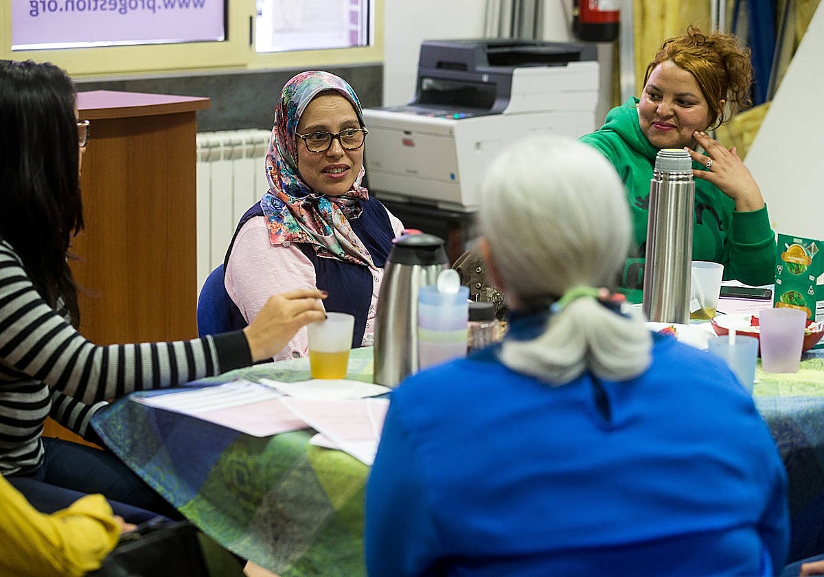 . Actividad organizada por la Asociación Progestión de Valladolid para el intercambio cultural entre mujeres inmigrantes de distintos barrios de la ciudad, en una imagen de archivo