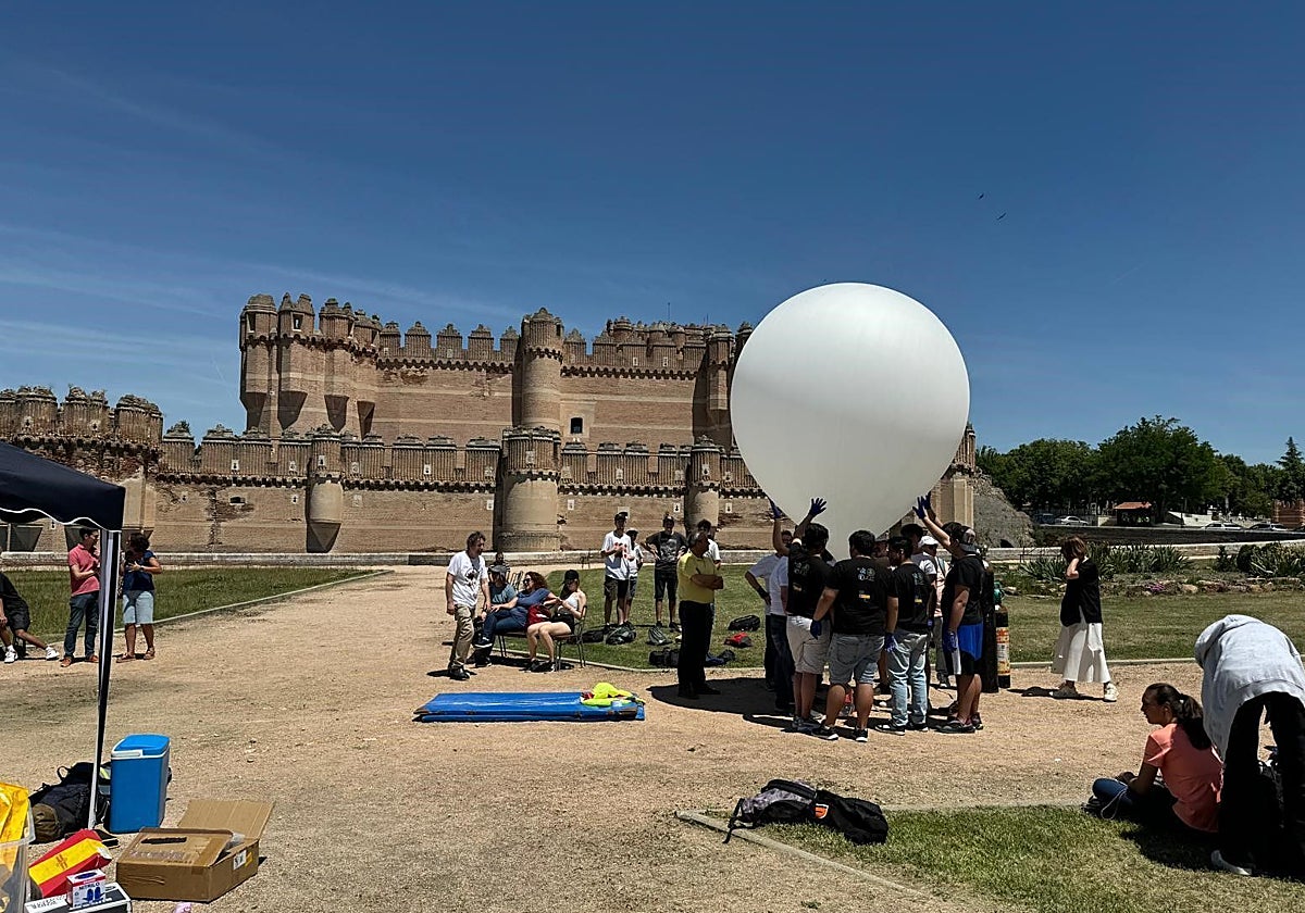 Los estudiantes madrileños, lanzando su globo sonda junto al castillo de Coca, en Segovia