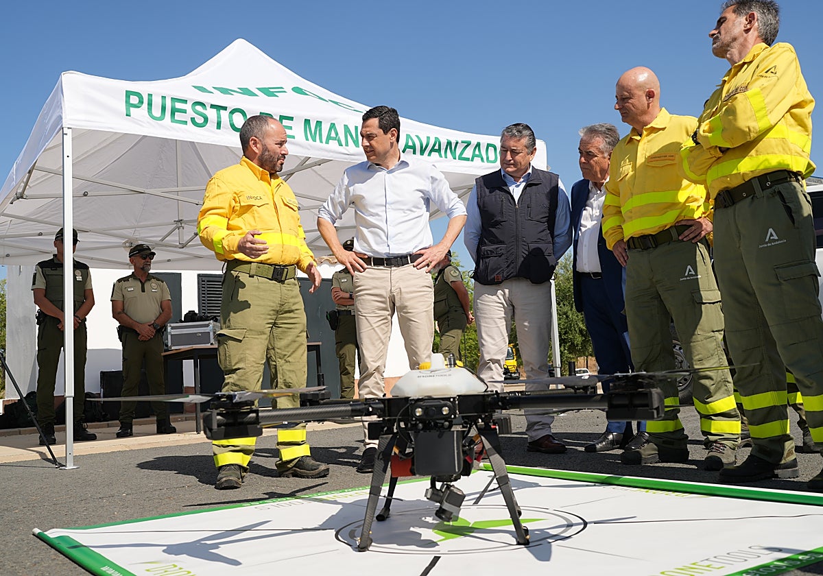 Juanma Moreno, junto a Atnonio Sanz y responsables del Infoca, en la presentación del dispositivo