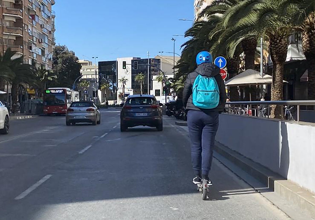 Imagen de archivo de un hombre en un patinete eléctrico en Alicante