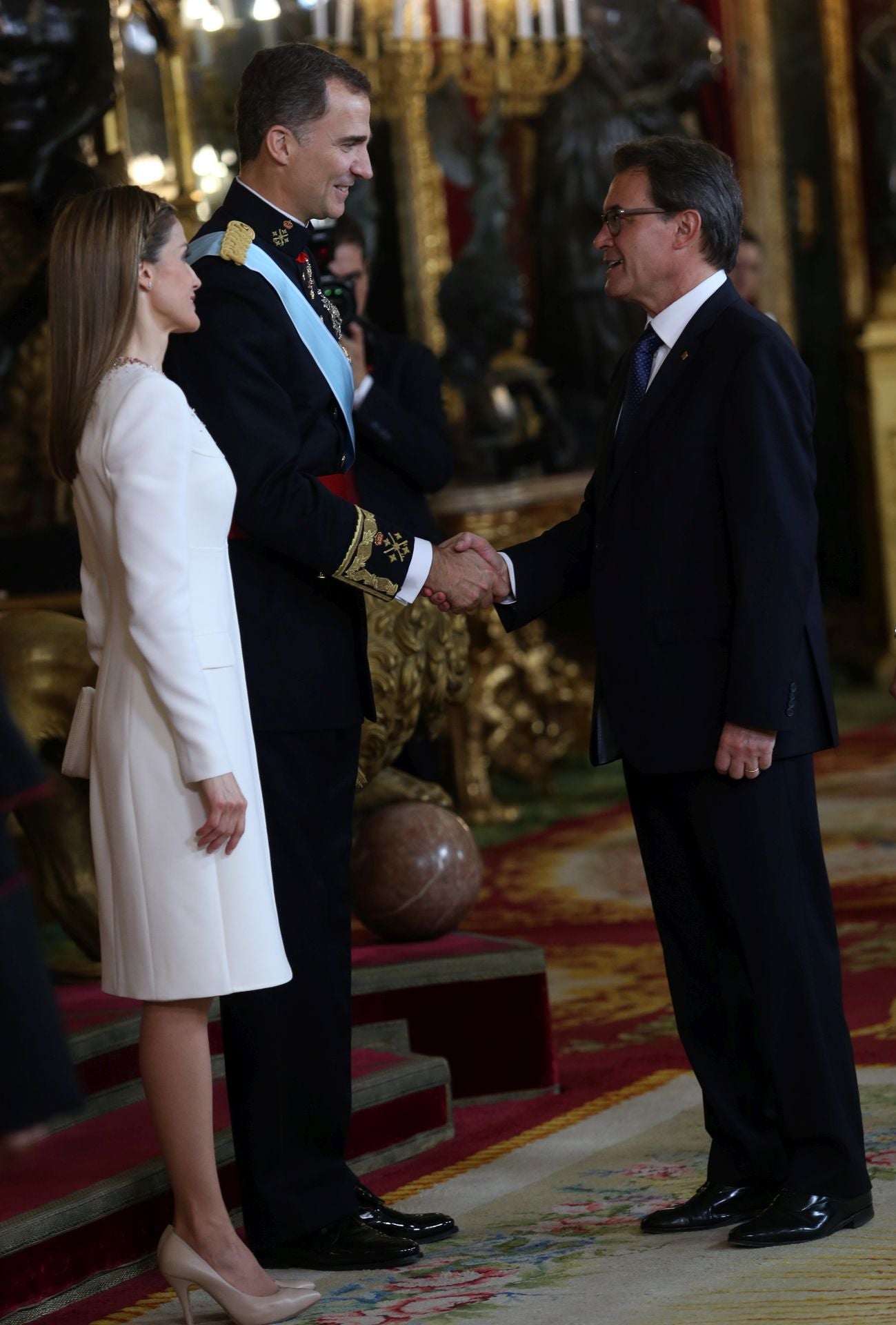A pesar de negarles el aplauso en el Congreso de los Diputados, tanto Artur Mas, expresidente de la Generalitat de Cataluña, como el lehendakari Iñigo Urkullu, saludaron a los Reyes en el Palacio Real de Madrid tras la ceremonia de proclamación de Felipe VI como Rey. 