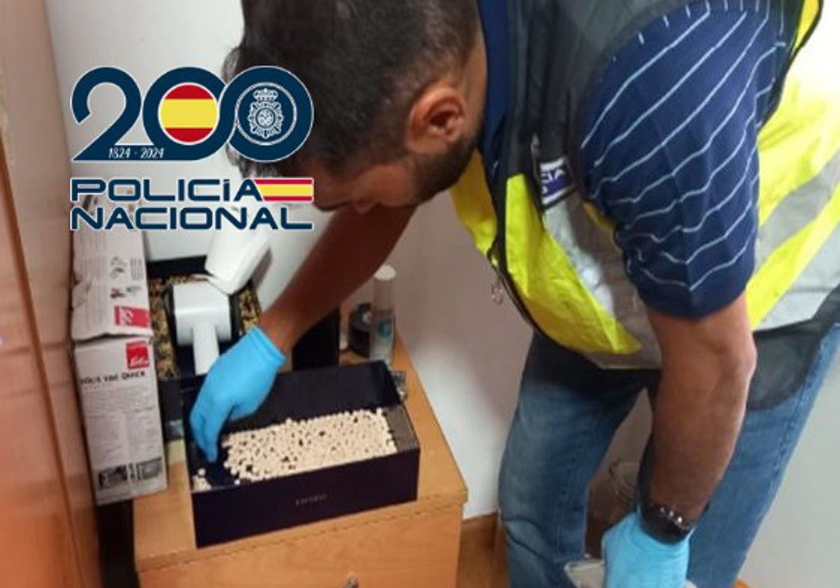Imagen de un policía nacional con droga intervenida en una casa del barrio valenciano de Torrefiel