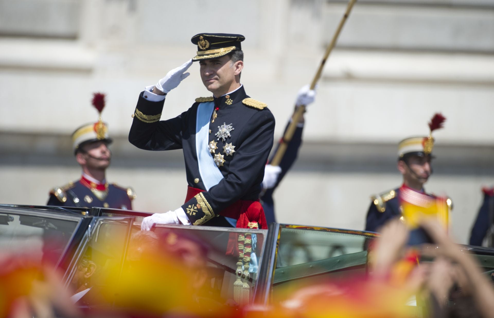 Don Felipe, convertido oficialmente en el nuevo Rey de la Corona de España, recorrió las calles de Madrid, junto a Doña Letizia, para saludar al pueblo español. Unos 7.000 agentes de la Policía y la Guardia Civil se encargaron de la seguridad en la ceremonia de proclamación. Se activó, por primera vez, un dispositivo de ciberseguridad que reforzó la protección de las infraestructuras críticas del país. La Policía se encargó de distribuir a los ciudadanos que acudieron a la Plaza de Oriente, espacio con una capacidad aproximada de 40.000 personas, aunque pudieron estar unas 8.000.