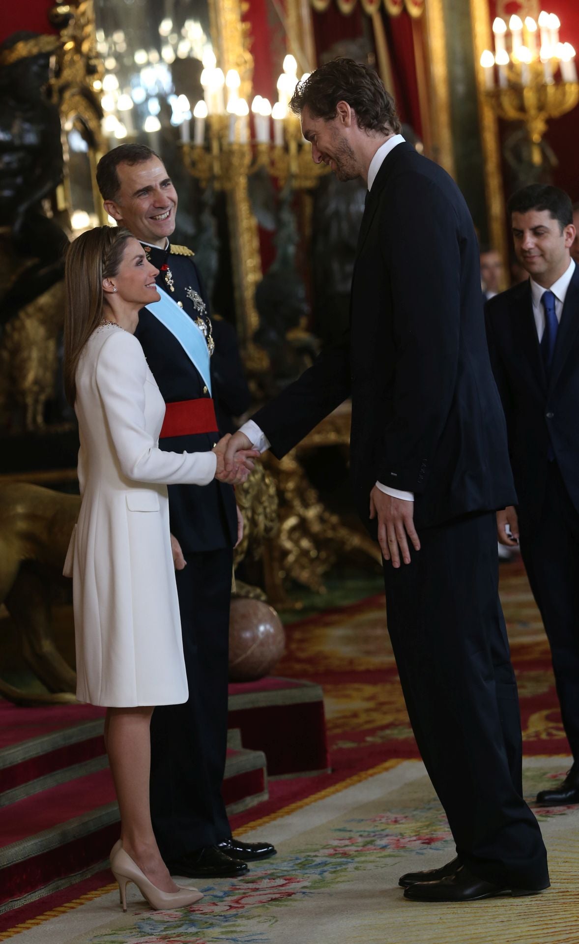 El exjugador español de baloncesto, Pau Gasol, fue uno de los invitados estrella a la proclamación de Don Felipe como nuevo Rey de España. El deportista ha expresado en más de una ocasión que mantiene muy buena relación con el Monarca. Él mismo relató para 'Marca' aquella experiencia Real, donde explicó que le llegó la invitación de la Casa Real por carta. «Me siento muy afortunado de haber vivido un acontecimiento tan especial, un evento único en la historia de España [...] Tengo una buena relación con el nuevo Rey [...] Se trata de un hombre muy cercano y sencillo, muy humano. La Reina Letizia también es así. Es fácil llevarse bien con ambos. A Felipe le veo muy preparado culturalmente. Es muy abierto y muy inteligente, tiene un gran bagaje y amplitud de miras. Es un nuevo Rey para estos nuevos tiempos y creo que a la Monarquía le faltaba un impulso como el que le puede dar Felipe VI», expresó el exjugador. 