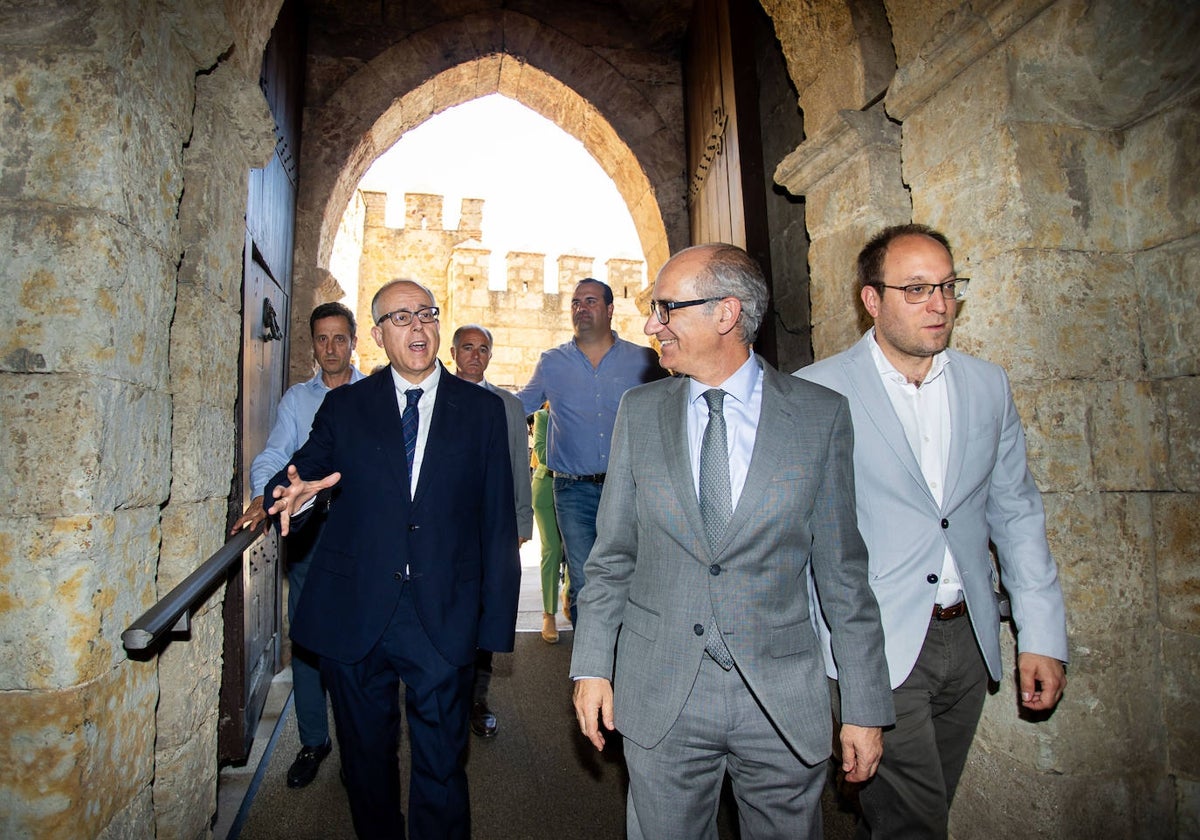 . El presidente de la Diputación de Salamanca, Javier Iglesias, y el vicerrector de Investigación de la Universidad de Salamanca, José Miguel Mateos Roco, intervienen en la Constitución de la Asociación Geoparque Salamanca