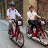 Jaume Collboni, alcalde de Barcelona, criticado por circular en bicicleta por una calle en la que está prohibido