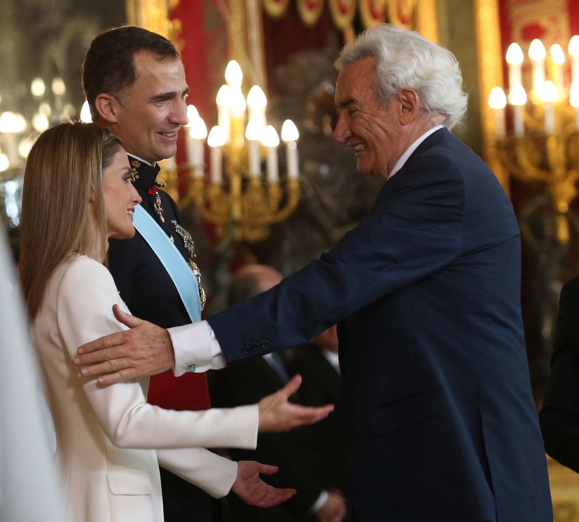 Diversos periodistas compañeros de profesión de Doña Letizia no perdieron la oportunidad de asistir al Palacio Real para saludar a los nuevos Reyes. En esta imagen se puede apreciar al locutor radiofónico, Luis del Olmo, riendo con los Monarcas. 