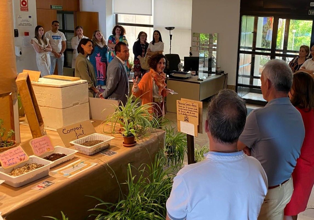 Exposición en la entrada de la sede de la Delegación de Educación