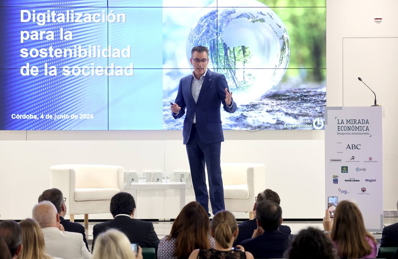 Fotos: el director Territorial Sur de Telefónica en La Mirada Económica de ABC Córdoba