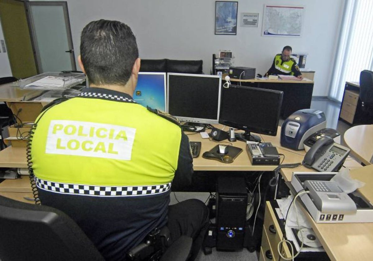 Imagen de archivo de un agente de la Policía Local de Elche