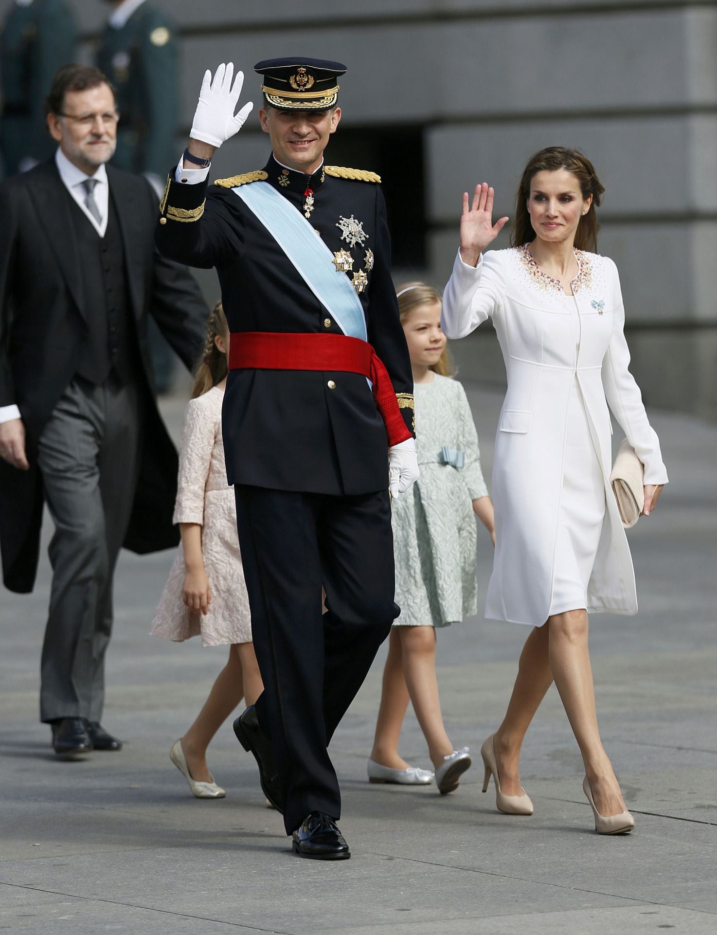 Alrededor de las diez de la mañana, Don Felipe y Doña Letizia salieron del Palacio de la Zarzuela en un Rolls-Royce propiedad de Patrimonio Nacional y se dirigieron hacia el Congreso de los Diputados. Detrás de ellos, en otro coche, les acompañaron la Princesa Leonor y la Infanta Sofía. Llegaron a las 10:26 horas a la Carrera de San Jerónimo, donde en ese momento, abarrotada de gente, se escuchaba «¡Felipe, Felipe!». Allí, en la escalinata, los Reyes y sus hijas fueron recibidos por el entonces presidente de Gobierno, Mariano Rajoy, y el jefe del Estado Mayor de la Defensa. El Rey vistió con el uniforme de gala, de color azul oscuro, del Ejército de Tierra con una gorra de plato azul. Además, lució la venera de la Orden del Toisón de Oro, la banda celeste de la Orden de Carlos III, la insignia de cinco estrellas, la Gran Cruz de la orden de Carlos III y las del Mérito Militar, Naval y Aeronáutico. Doña Letizia, por su parte, no vistió de largo, como sí lo hizo Doña Sofía en la proclamación de Don Juan Carlos. Por ello lució en la solapa de su chaqueta el lazo de la Gran Cruz de la Orden de Carlos III en sustitución de la banda, que se lleva con trajes largos. Utilizó un abrigo y vestido a juego de color blanco diseñado por Felipe Varela y unos pendientes de oro y diamantes en forma de estrella de la colección Comète de Chanel, regalo de la casa francesa por el nacimiento de la Princesa Leonor.