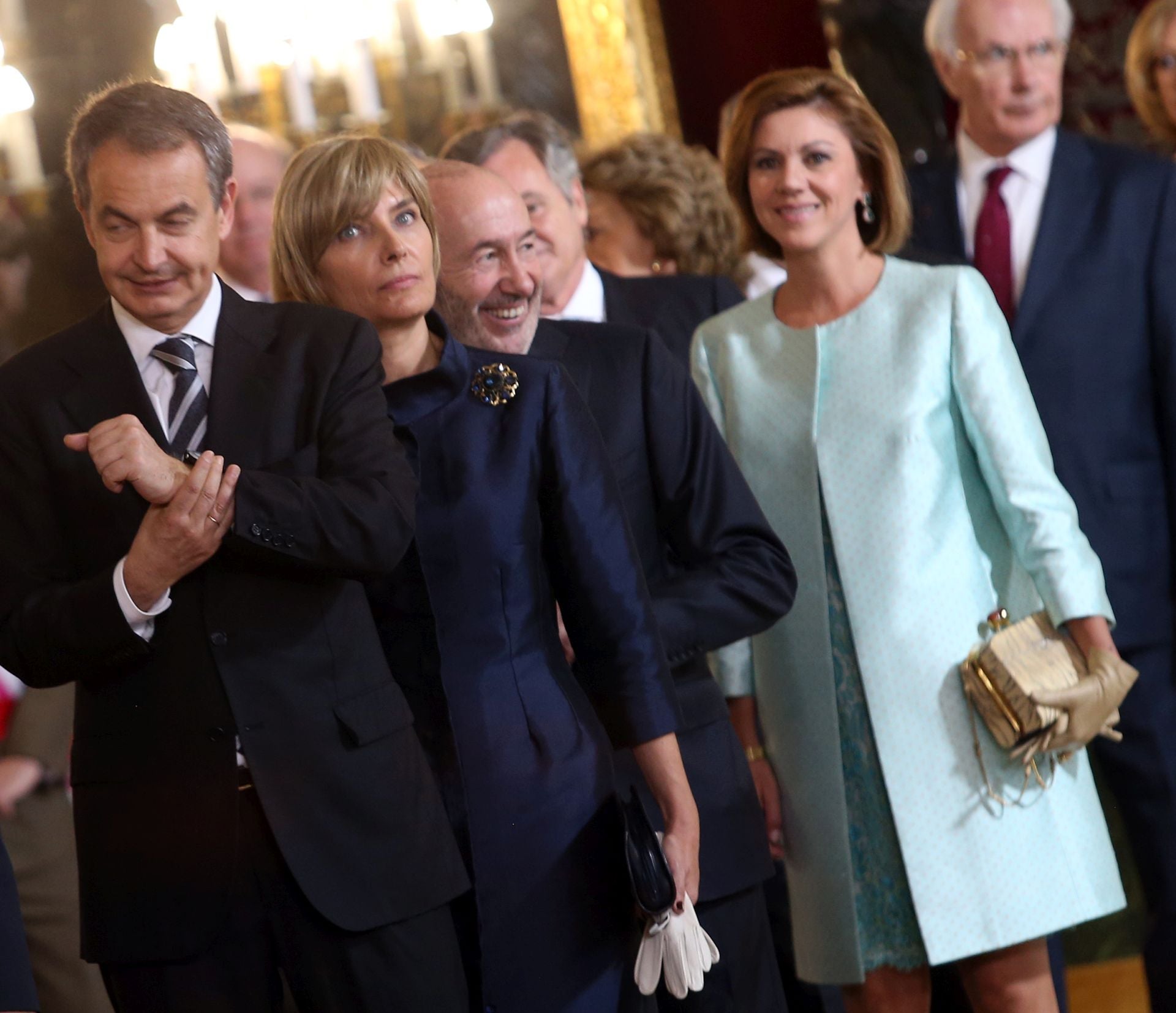 En la imagen aparece el expresidente del Gobierno, acompañado de su mujer, Sonsoles Espinosa, en el Salón del Trono para saludar a los nuevos Reyes. Detrás de la pareja se encuentra el entonces exvicepresidente, Alfredo Pérez Rubalcaba. 