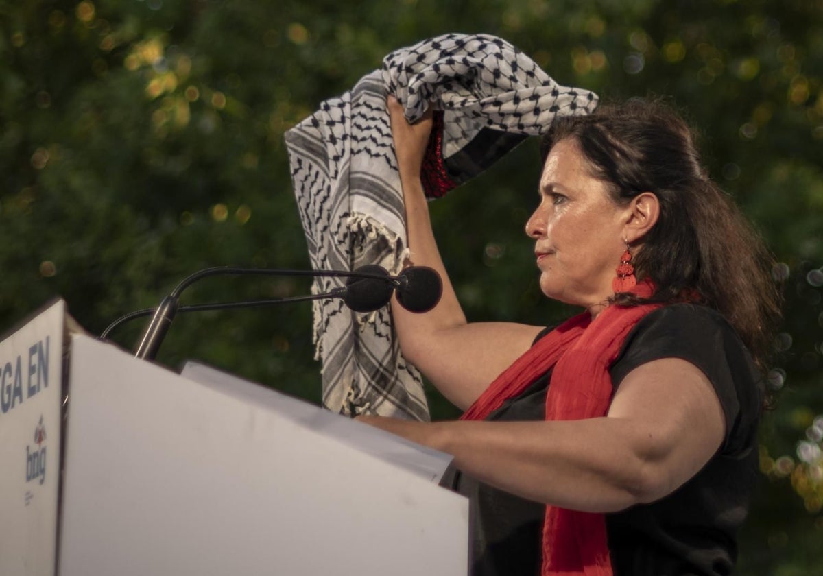 Ana Miranda, eurocandidata del BNG, palestino en ristre, el lunes en Orense