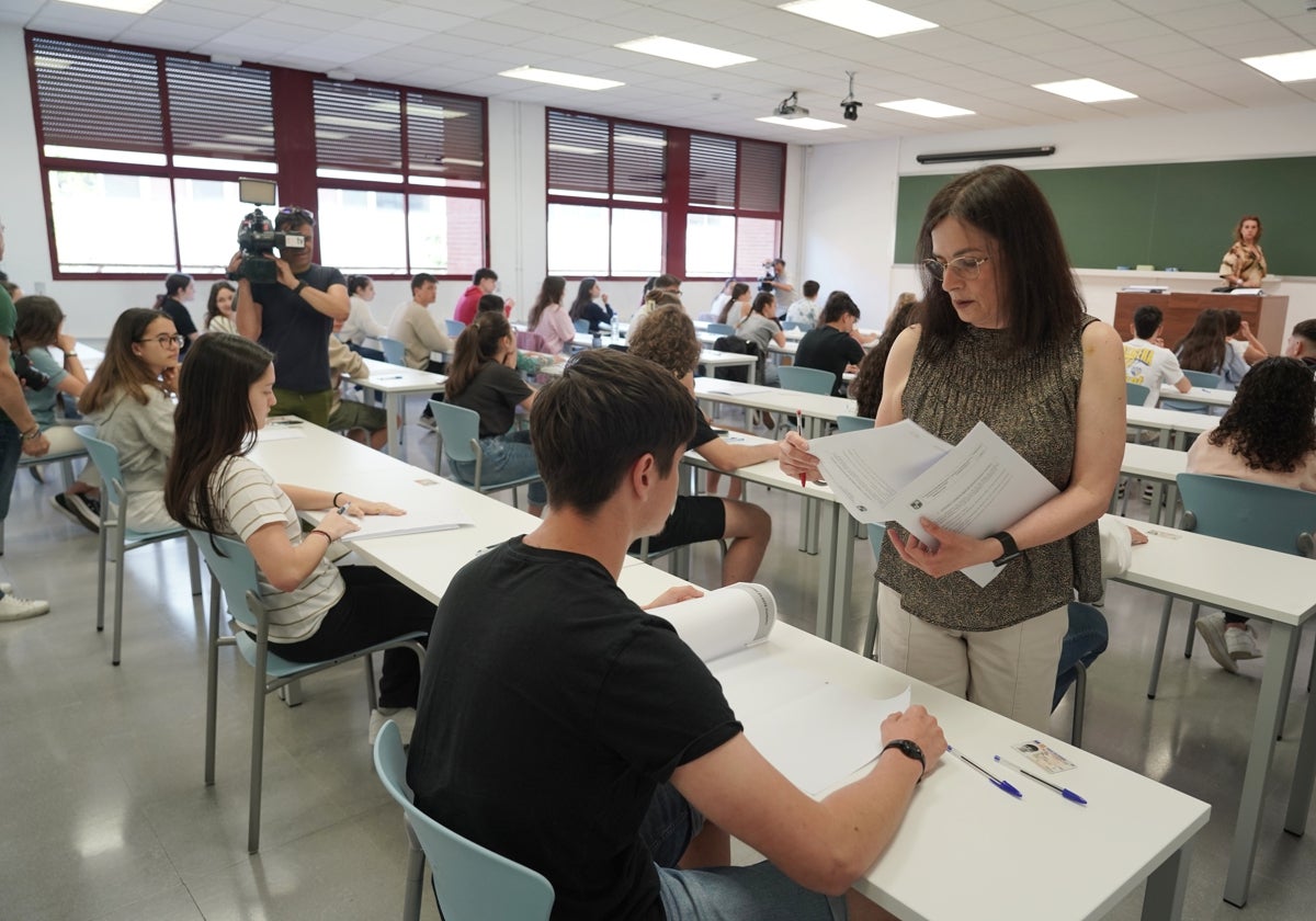 Estudiantes se examinan de la EBAU en Valladolid