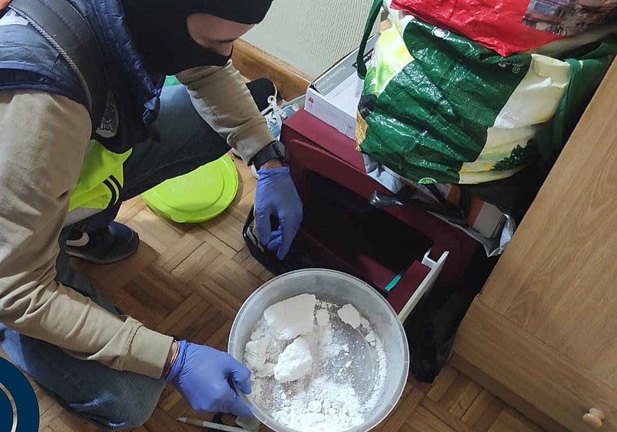 Registro en una de las viviendas en la que escondían la cocaína