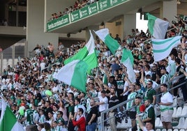 Fan Zone del partido del Córdoba CF - Ponferradina: food trucks, futbolines humanos y castillos hinchables