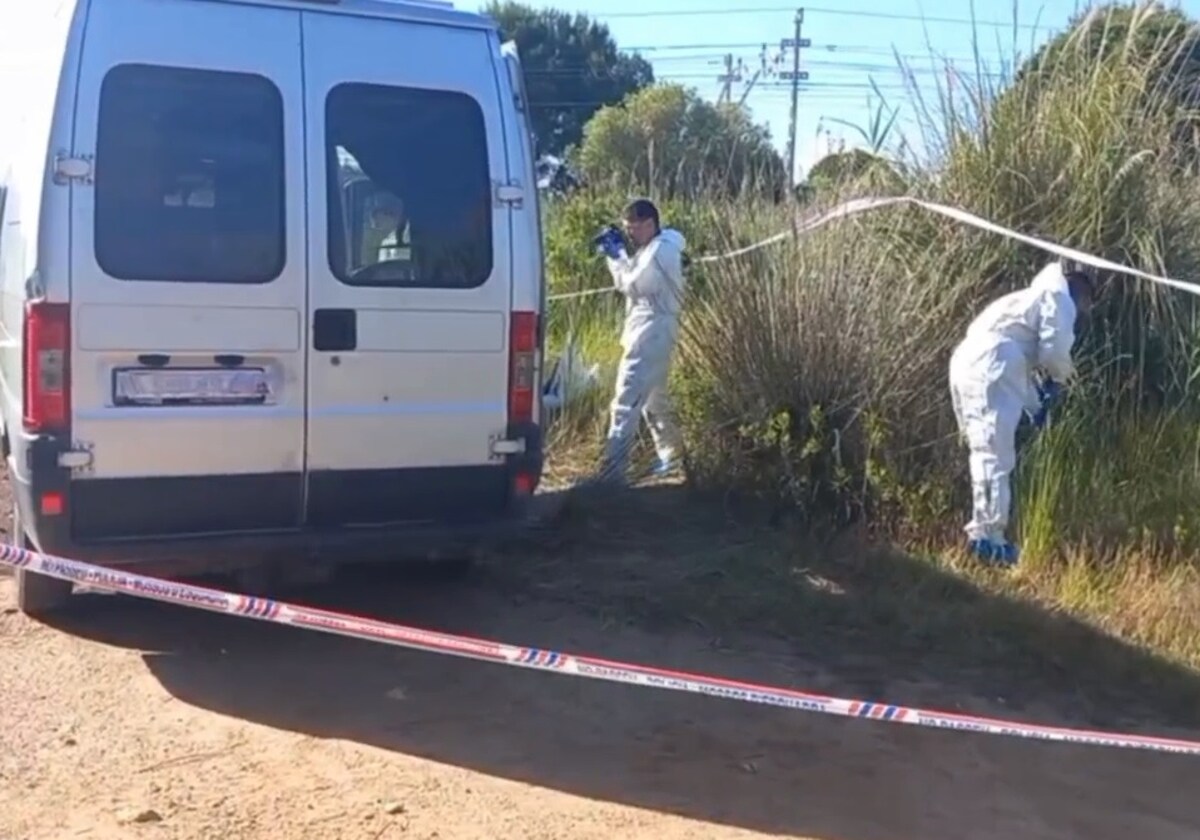 Agentes de la Científica durante la inspección ocular en la pista donde apareció la furgoneta con el cadáver