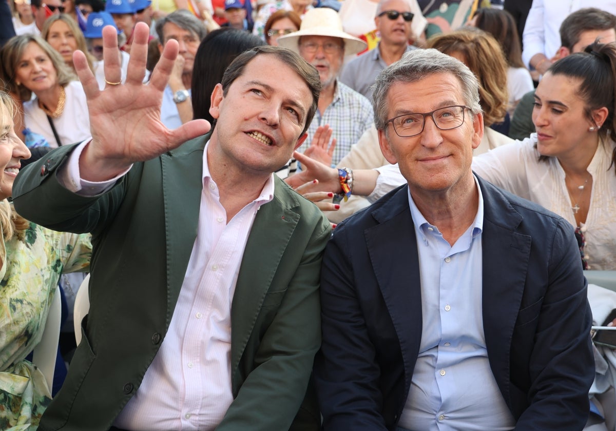 Alfonso Fernández Mañueco y Alberto Nuñez Feijóo, en el mitin de PP celebrado en Valladolid