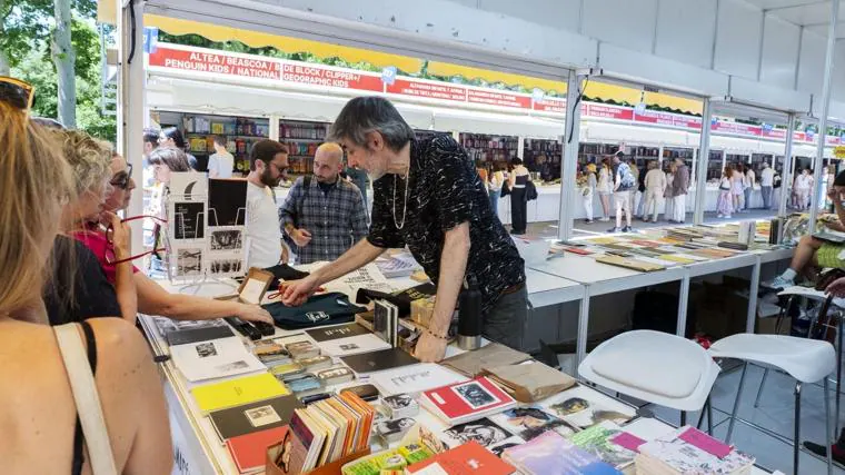 Varias personas en una caseta durante la 83º edición de la Feria del Libro de Madrid