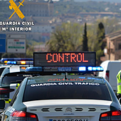 Detenido un hombre de 27 años que embistió con un coche robado, que conducía sin carné, a la Policía Local