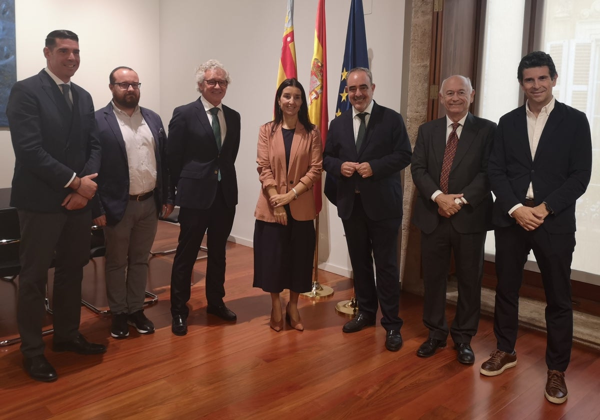 Directivos de INECA junto a la consellera de Hacienda de la Generalitat Valenciana, Ruth Merino, en una reunión en Alicante.