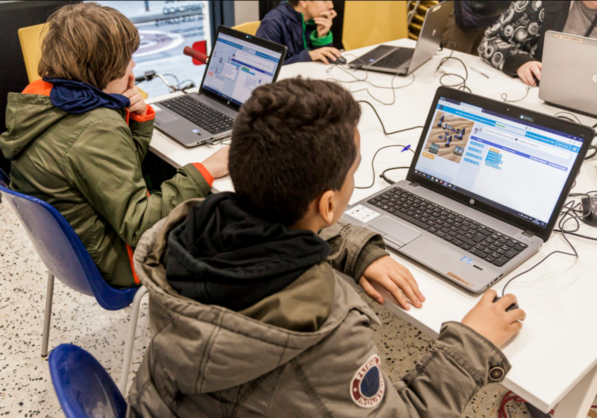 Niños durante una clase del proyecto piloto por la tecnología libre, dirigido por el Ayuntamiento de Barcelona, 2020