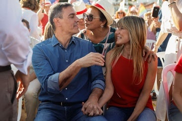 Pedro Sánchez convierte un mitin del PSOE en un acto de exaltación de su mujer