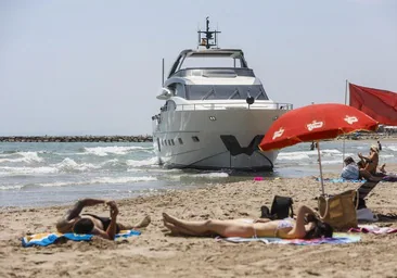 Encalla un yate de lujo británico en una playa de Valencia y los tripulantes siguen dentro tres días después: «Es surrealista»