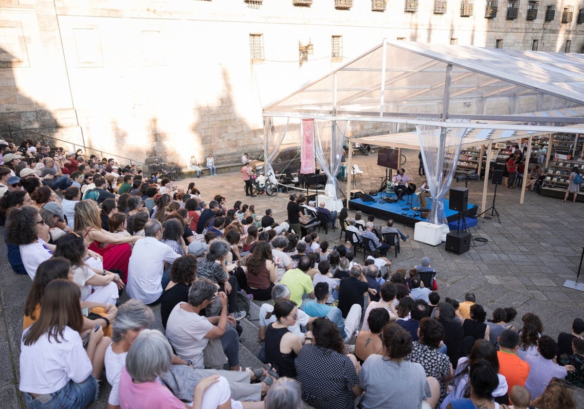 La carpa de la Selic se ubica en la plaza de la Quintana, en Santiago
