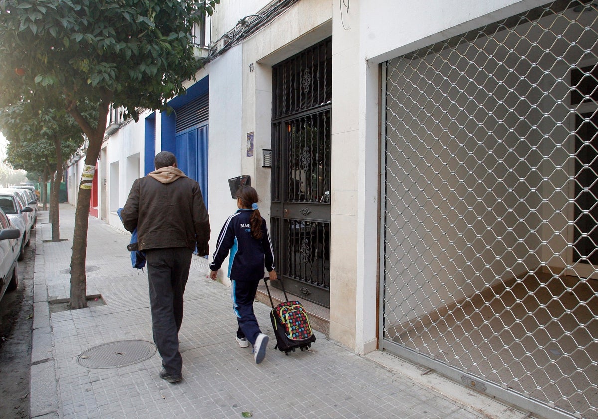 Dos personas pasean por un portal de la calle Conquistador Ordoño Álvarez