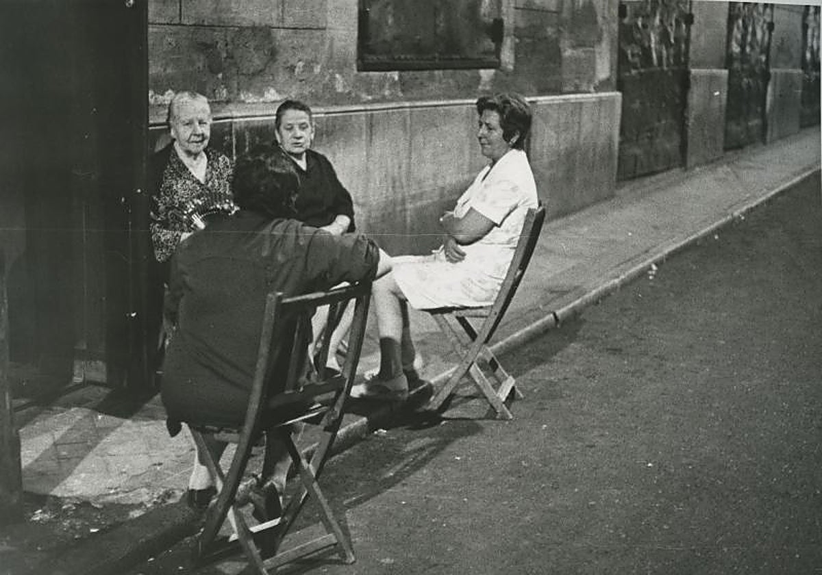 Vecinas conversando en el frescor de la calle en 1972