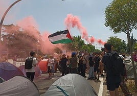 Desalojan a unos 150 estudiantes de la Acampada por Palestina por bloquear la avenida Complutense