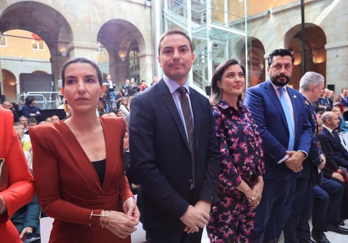 Juan Lobato, entre Rocío Monasterio y Manuela Bergerot
