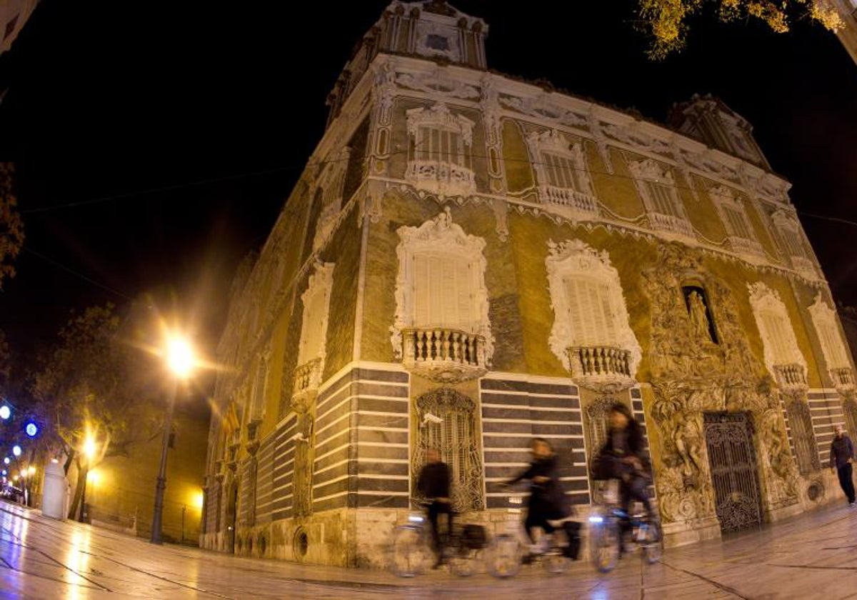 Vista nocturna del Palacio del Marqués de Dos Aguas, a pocos metros de la joyería robada