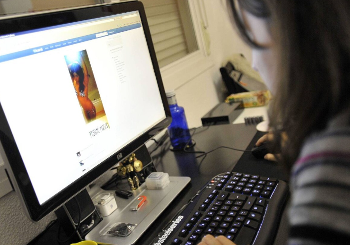 Una joven navega por la red en foto de archivo